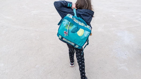 Luego de tres semanas de cierre por la pandemia, los centros de preescolar y primaria reabrieron este lunes en Francia, pero deberán mantener un estricto protocolo sanitario que conlleva la suspensión de una clase si se detecta un caso de COVID-19.
