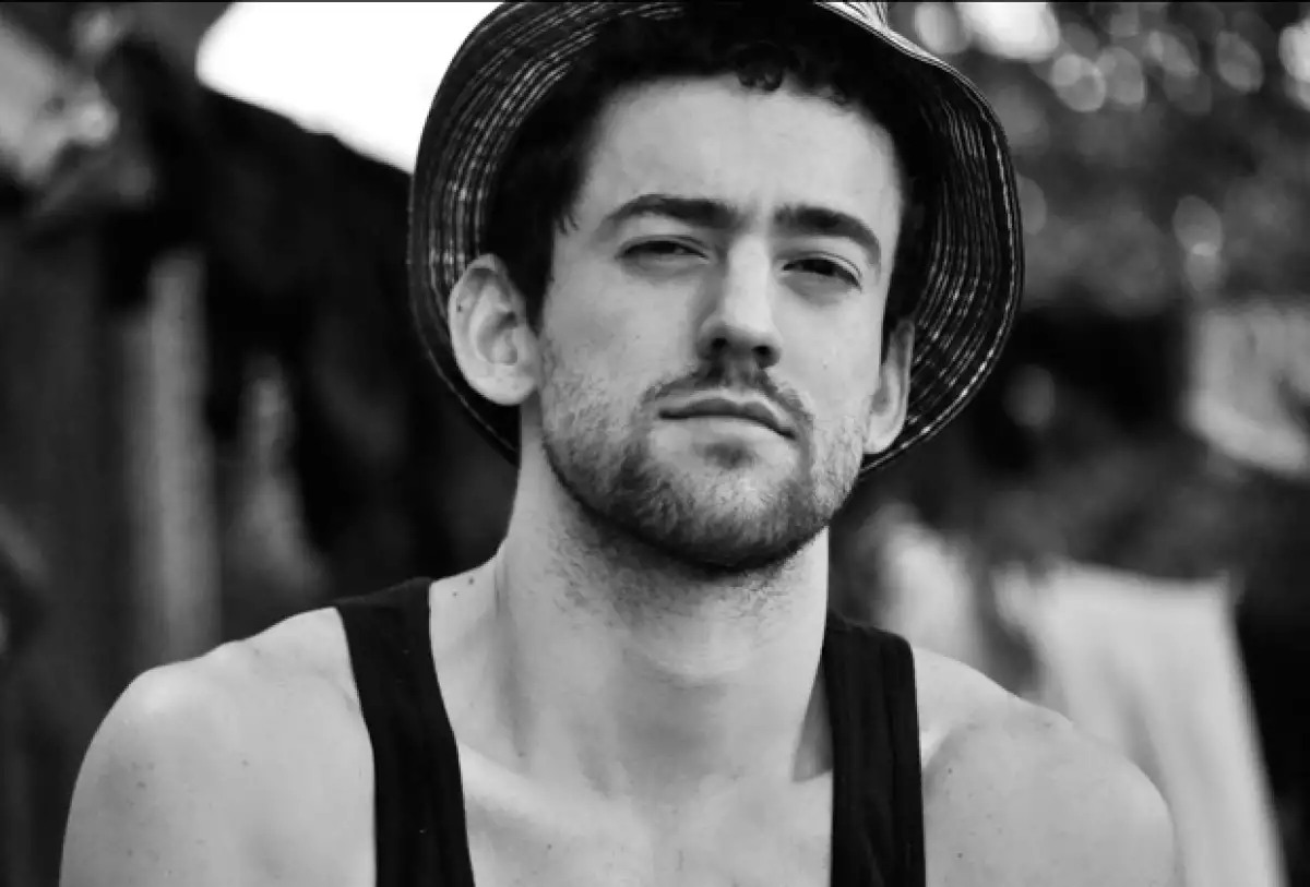 El joven actor realizará dos series de televisión y la película No sé si cortarme las venas o dejármeslas largas.