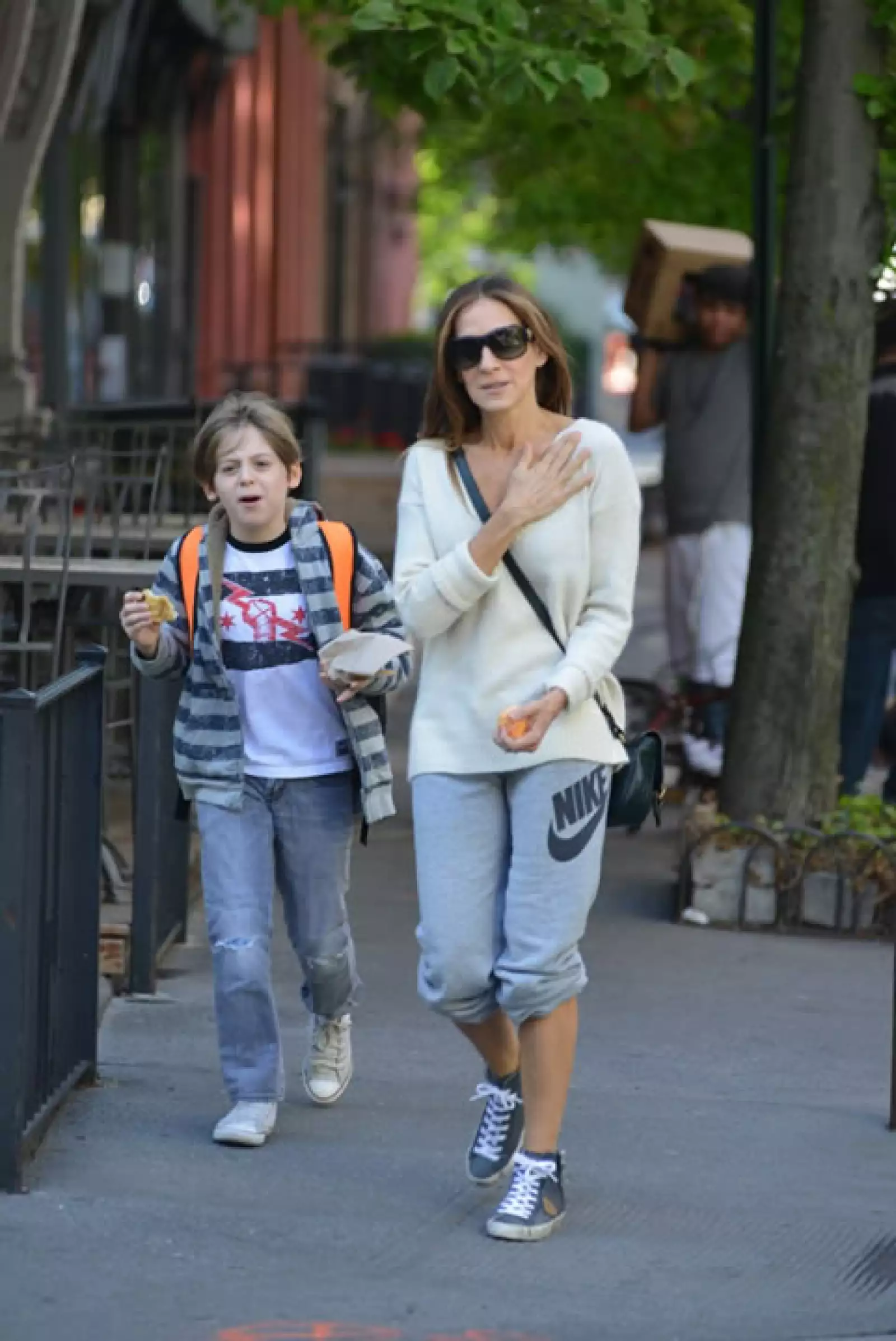 Asimismo acompaña a su hijo mayor, James en su camino a la escuela y siempre a la moda.