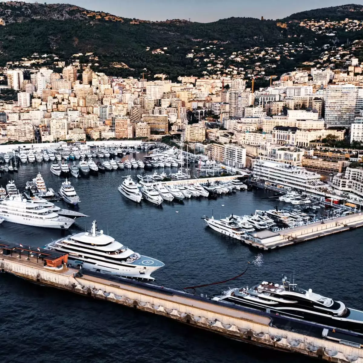 Foto aérea del Club de Yates de Mónaco.