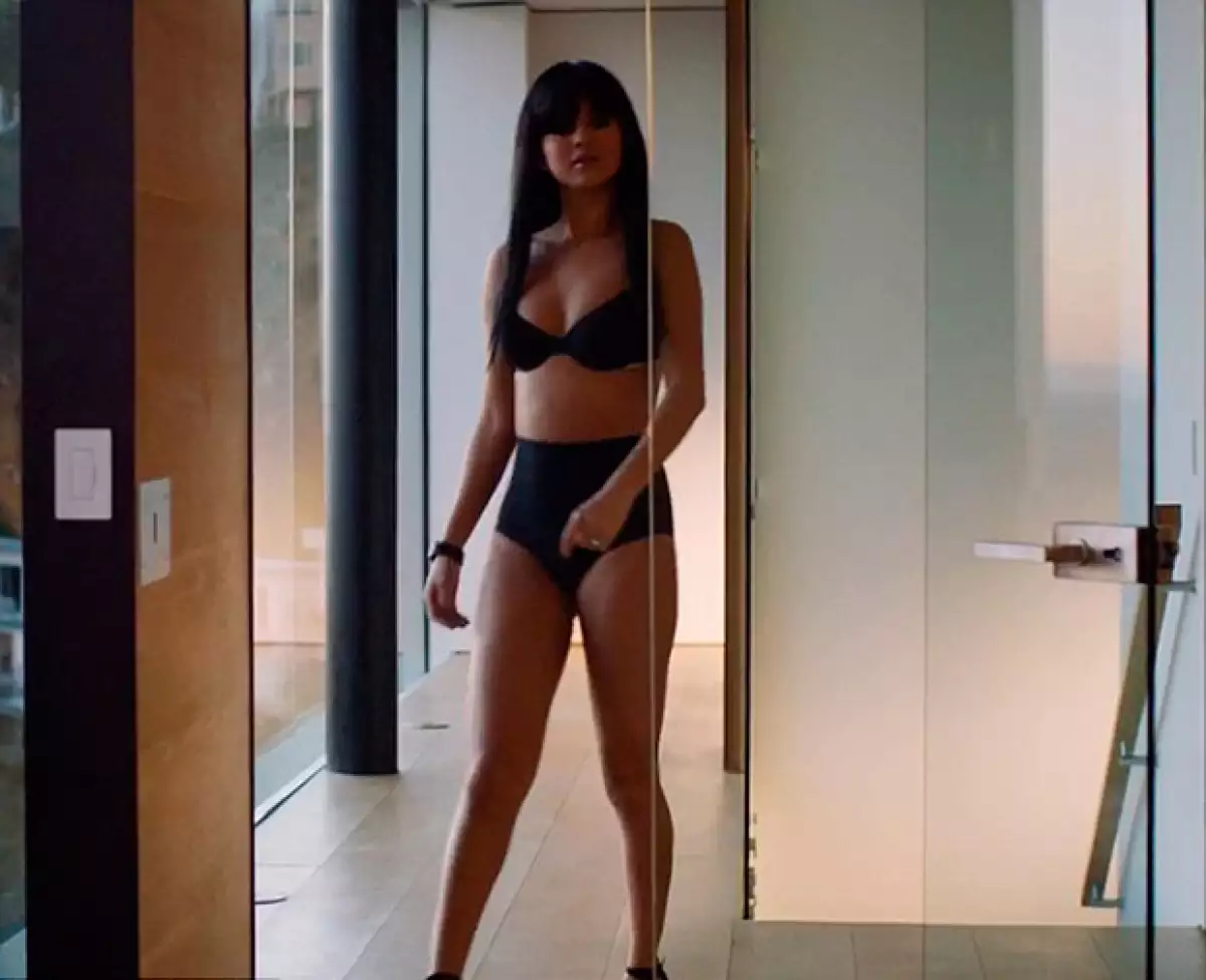 En un avance de su próximo video "Hands To Myself", la cantante de 23 años luce su figura en un outfit que ha causado euforia en redes.