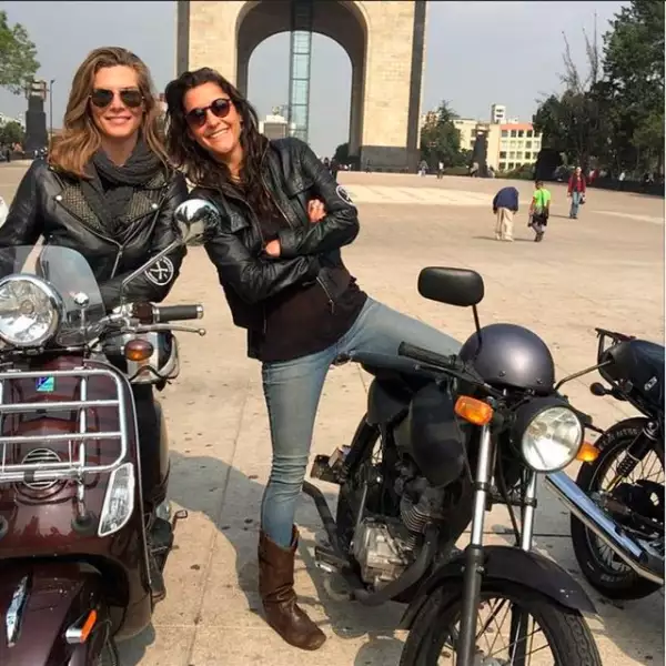 La conductora lució como toda una biker chic durante el paseo.