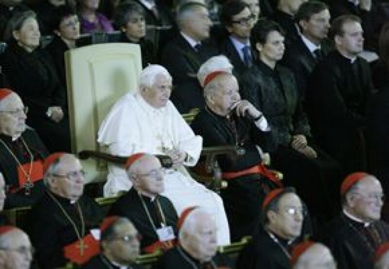 El líder de la iglesia católica presenció el estreno de un cinta basada en su antecesor.