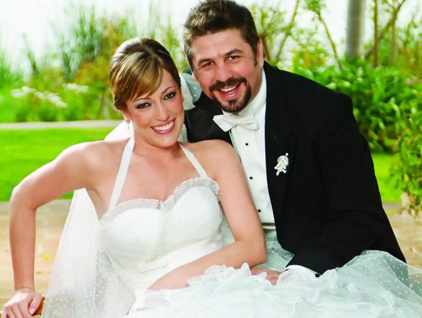 LORENZA RIVERO GASTELUM Y ANDRÉS CANALES LEAÑO: LA BODA DE BODAS TAPATÍA. Los novios se comprometieron el año pasado en una cena romántica en el Mesón de Doña Paz, en Barra de Navidad. Lorenza es hija de José Luis Rivero y Alma Gastelum, mientras que Andr