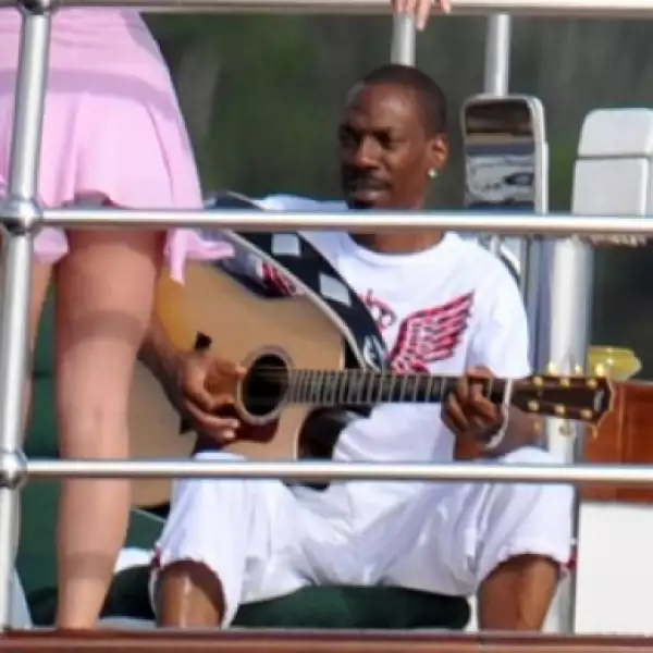 Eddie Murphy aprovechó para tocar la guitarra mientras disfrutaba de la playa en la bahía Gustavia de Saint Barthelemy, Francia.