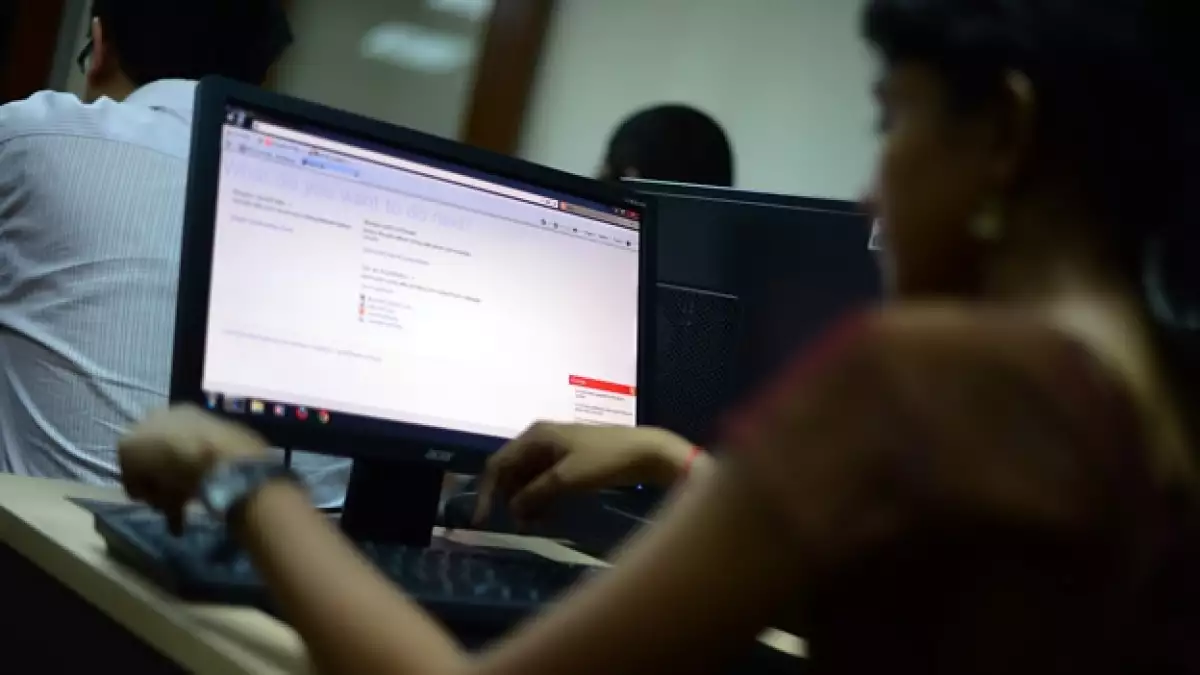 una mujer trabaja en una computadora