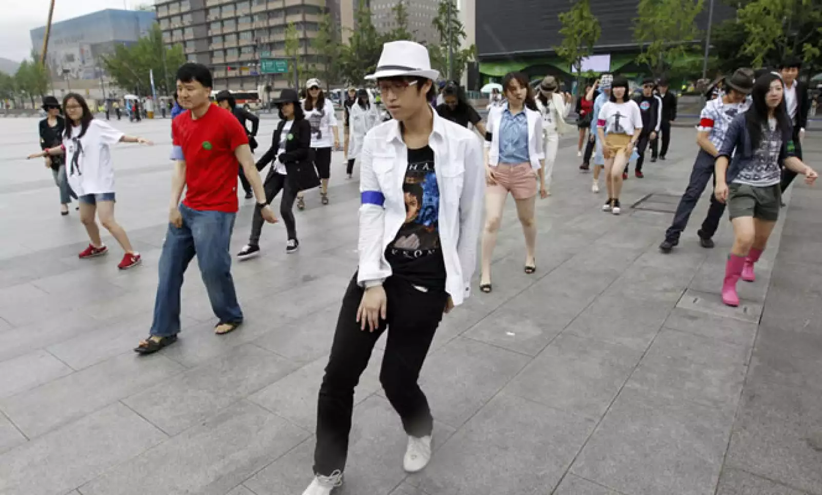 Fans de Michael Jackson lucen sus mejores pasos en centro de Seúl como parte del segundo aniversario luctuoso de Michael Jackson.