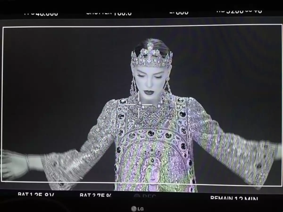 Tanto el vestido como los accesorios suman el gran total de 1 millón de pesos.