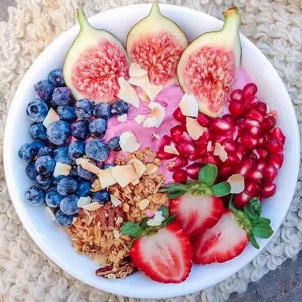 Incluye tus frutas favoritas para hacer un bowl delicioso.