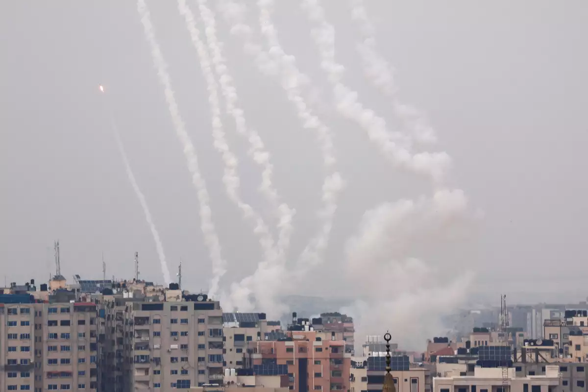 Los cohetes se disparan desde Gaza hacia Israel, en Gaza el 12 de mayo de 2023.