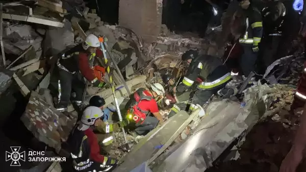 Esta fotografía publicada el 3 de septiembre de 2024 por el Servicio Estatal de Emergencia de Ucrania y tomada el 2 de septiembre de 2024 muestra a los rescatistas inspeccionando los escombros de un hotel destruido después de un ataque nocturno ruso en Zaporizhzhia, en medio de la invasión rusa de Ucrania.