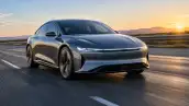 Automóvil eléctrico moderno circulando a gran velocidad sobre una carretera, con fondo desenfocado y apariencia dinámica.