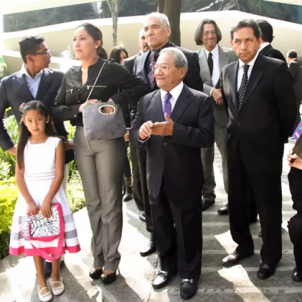 Armando Manzanero y Laura Elena Villa llegando al Centro Cultural para darle el último adiós a Joan Sebastian.