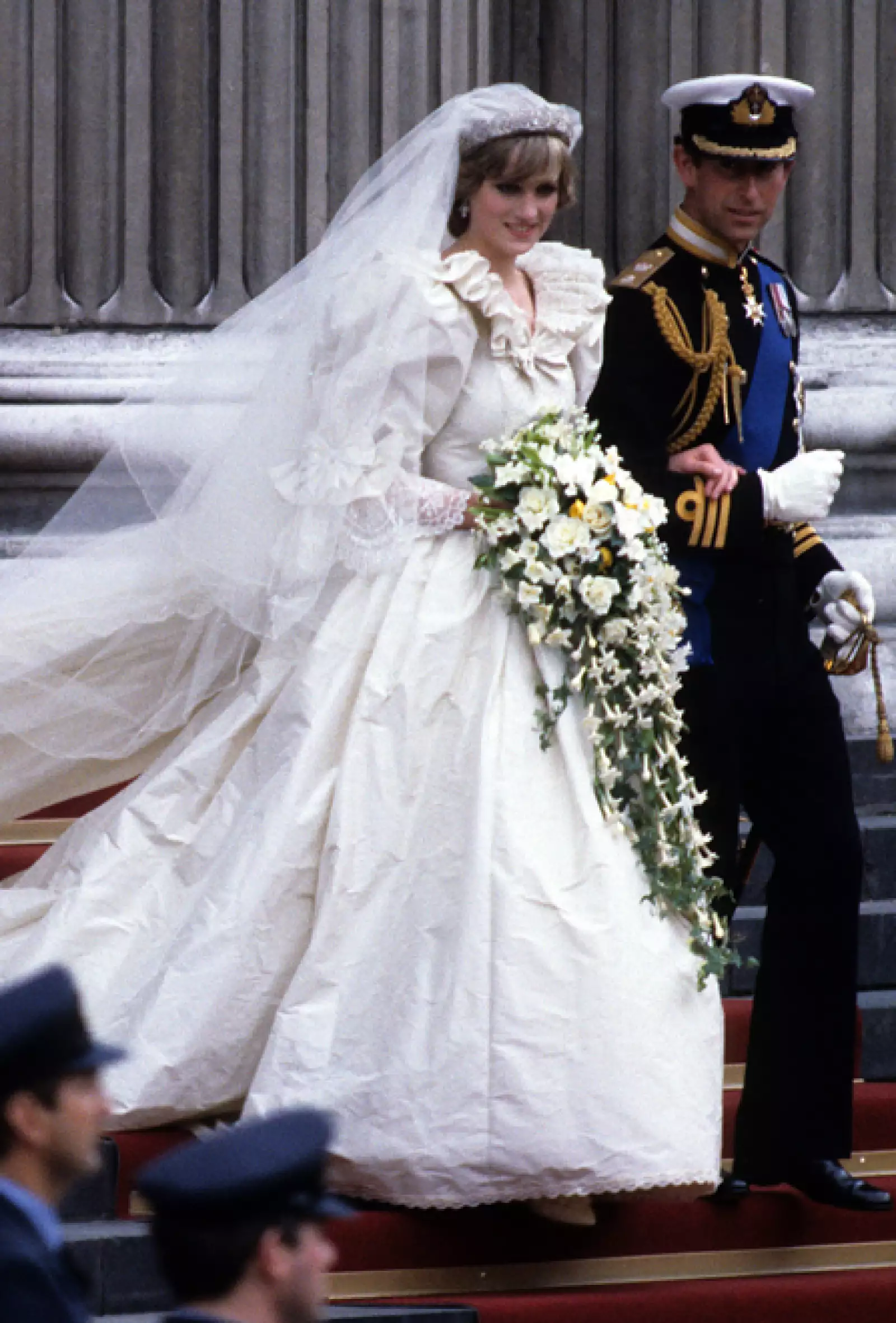 La príncesa de Gales se casó con un vestido diseñado por David y Elizabeth Emanuel, su vestido ha sido el más largo de la historia.