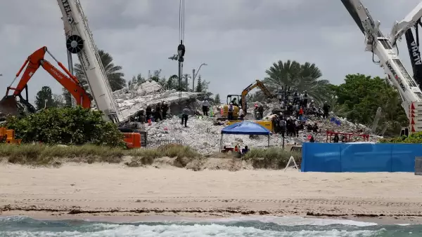 El paso Elsa por Florida se produce menos de dos semanas después de la tragedia de Surfside, una localidad a unos 20 km del centro de Miami donde un bloque residencial de 12 pisos colapsó parcialmente la madrugada del 24 de junio por causas que aún se investigan.