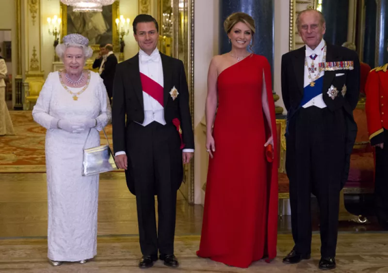 La pareja presidencial junto a la reina Isabel II y su esposo Felipe, duque de Edimburgo.
