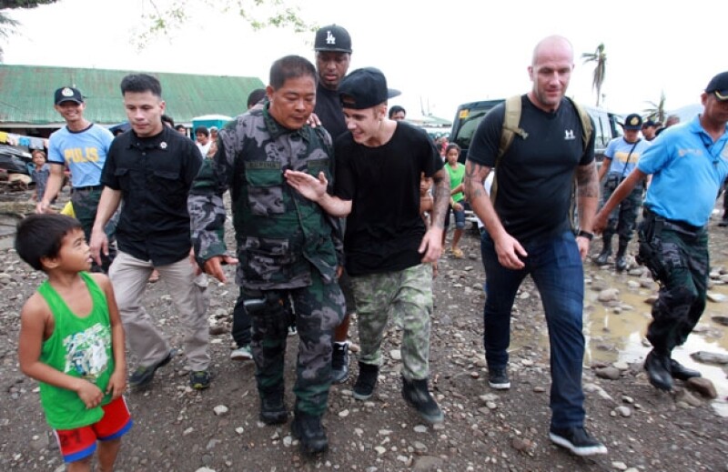 Justin llegó acompañado por su equipo de seguridad.