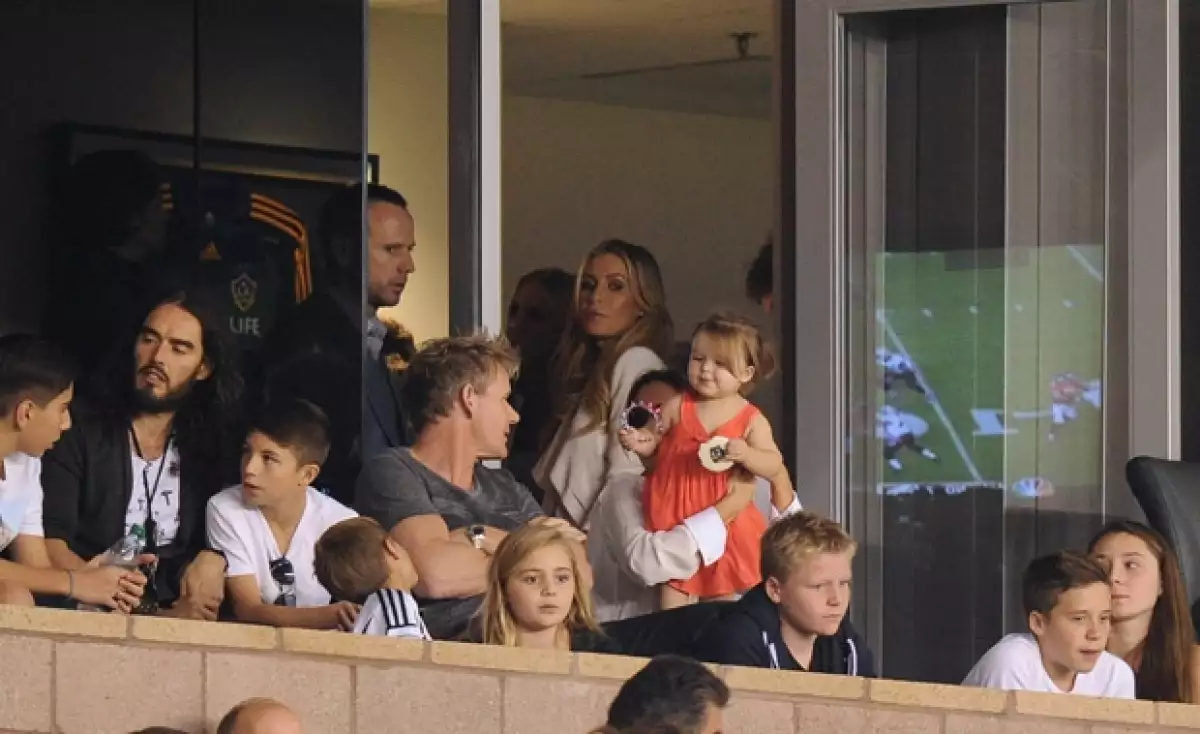La hija más pequeña del clan Beckham acudió a un partido de L.A. Galaxy, donde estuvo acompañada de su mamá, hermanos, el chef Gordon Ramsay y Russell Brand.