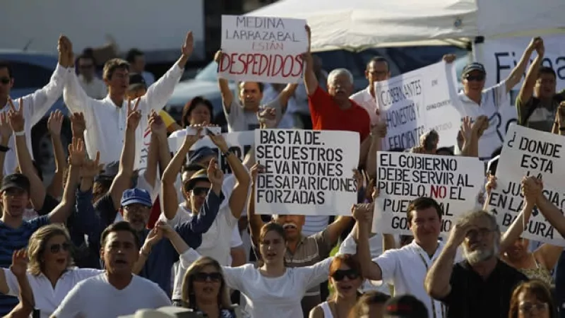 marcha contra larrazabal renuncia