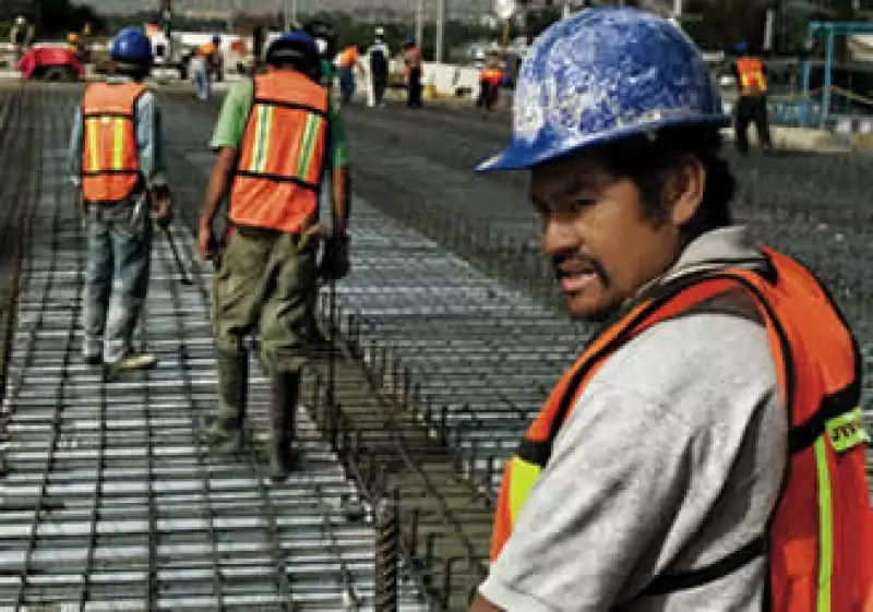 Un trabajador labora en la carretera Ecatepec-Río de los Remedios, construida por ICA. (Foto: Alfredo Pelcastre / Mondaphoto)