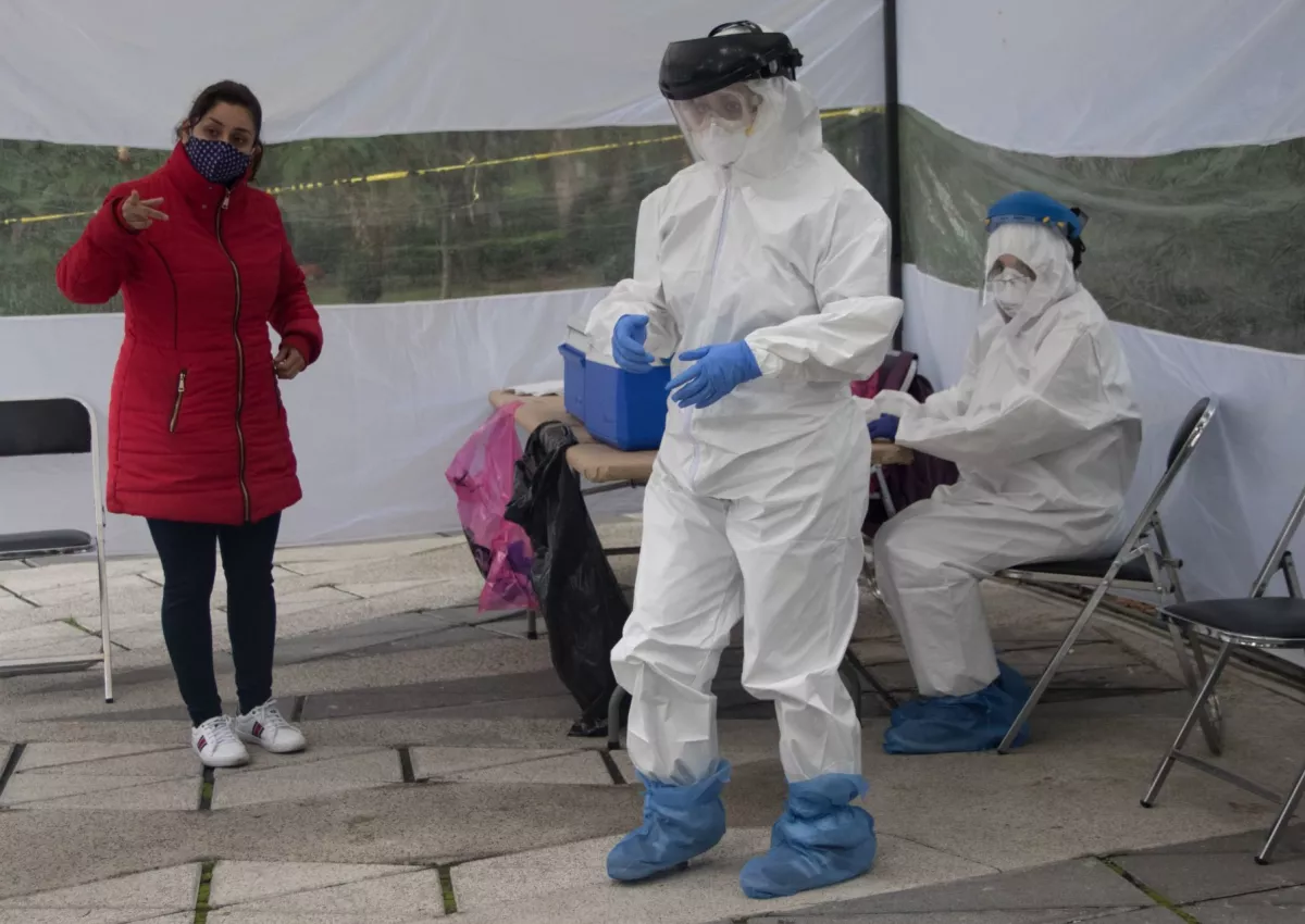 Una gran cantidad de personas acudieron al Kiosko de la Salud, que implemento la Secretaria de Salud de la Capital, para un chequeo medico; así como pruebas gratuitas para detectar el Covid 19. En el parque de las Artes Gráficas, de la Colonia de los Do
