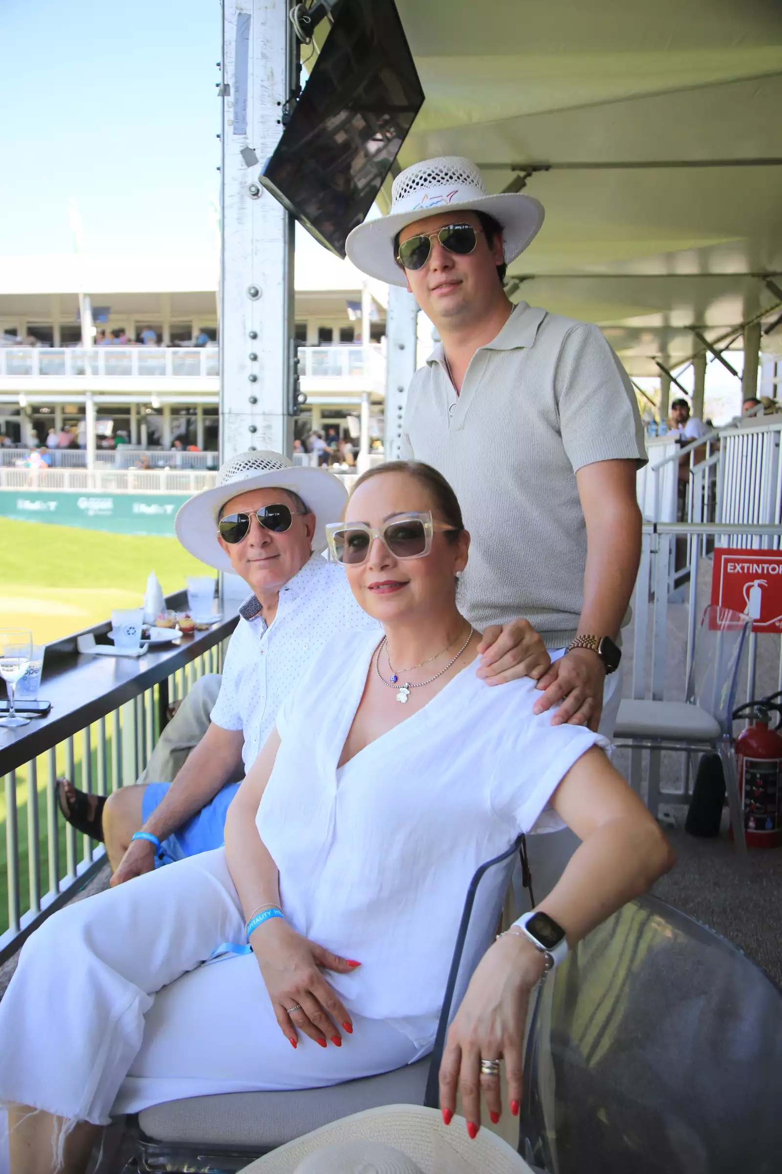 Víctor Tapia , Gaby Ascencio Alfaro y Diego Tapia 