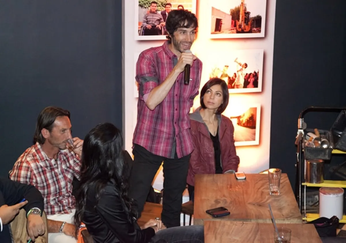 Celina del Villar, esposa de Benny, lo acompaño en el evento.
