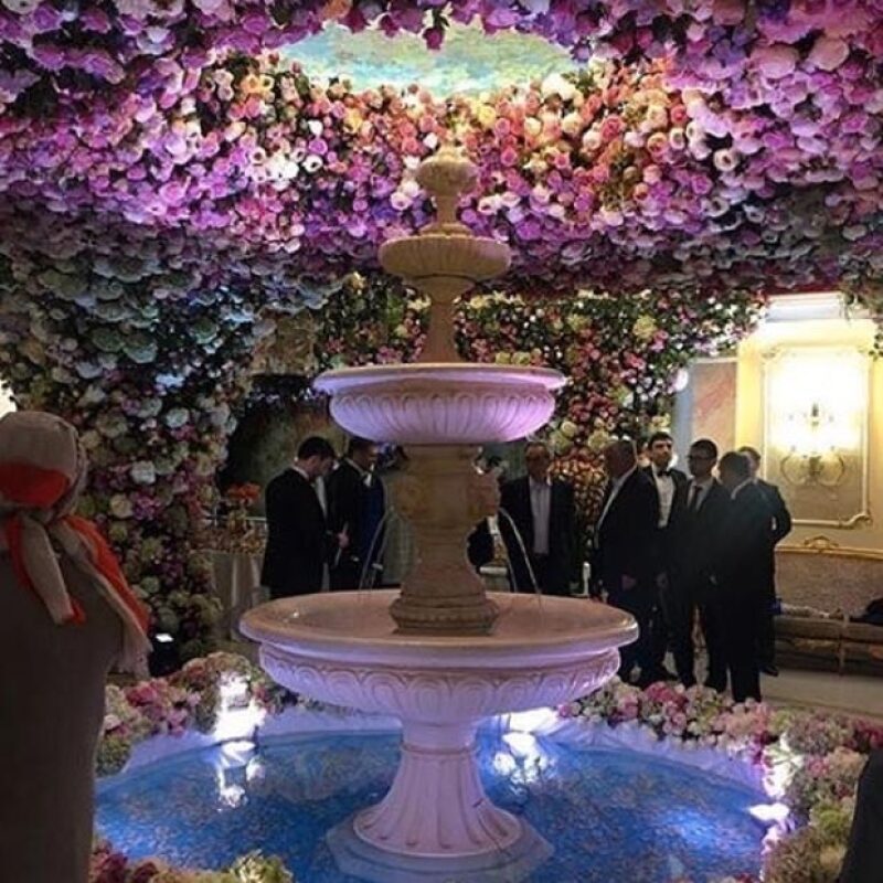 La decoración de la fiesta fue espectacular y las paredes fueron tapizadas de flores.