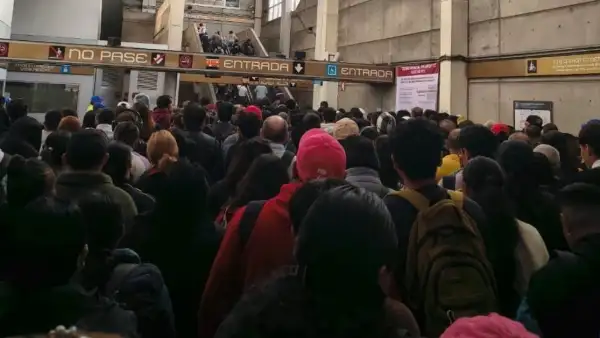 Aglomeracion de gente en la entrada de la LÍnea 12 del Metro; se ofrece servicio parcial.jpg
