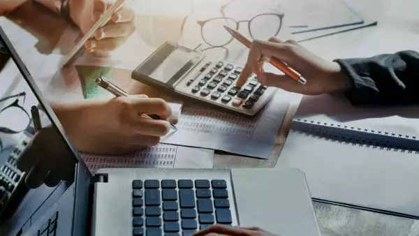 Declaracion anual 2022 (Detalle de Computadora y calcucladora durante declaración de impuestos)