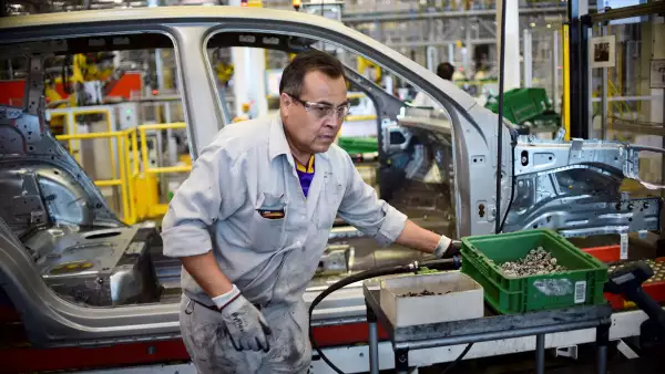 (Empleados trabajan en la línea de ensamblaje del modelo Tiguan, en la planta de automóviles Volkswagen en Puebla)