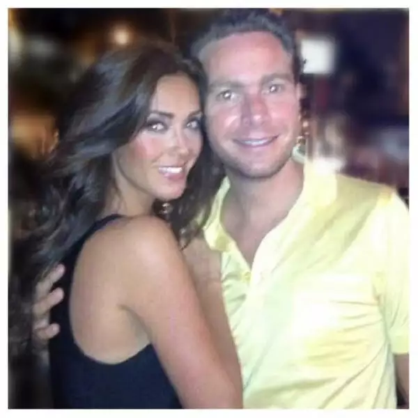 La pareja inició formalmente su noviazgo el 27 de abril de 2012 pero lo mantuvieron en secreto.