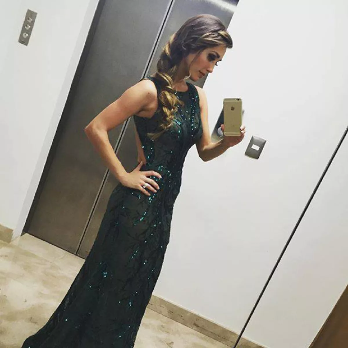 La cantante lució un vestido verde con lentejuelas del diseñador mexicano Benito Santos.