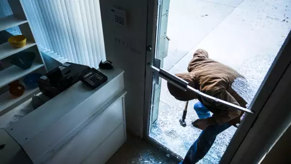Robber using a sledgehammer,