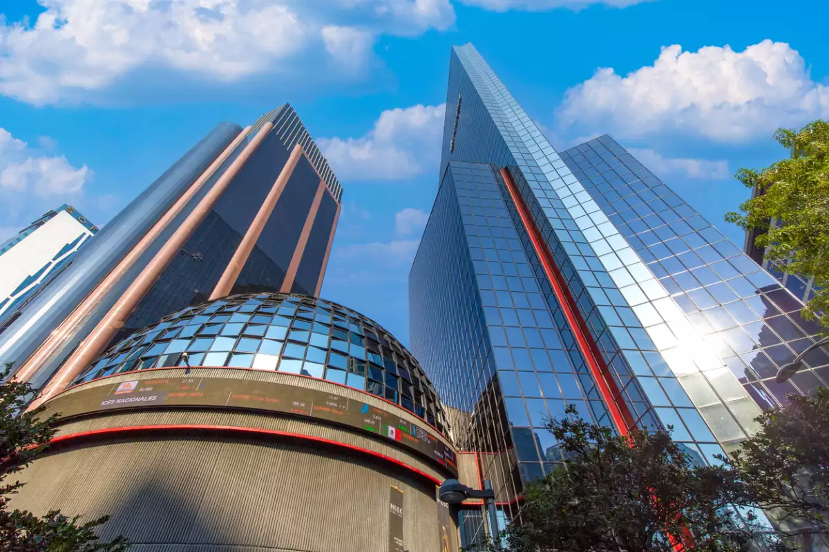 Acciones de Grupo México se desploman tras ofertar por Banamex y arrastra a la BMV
