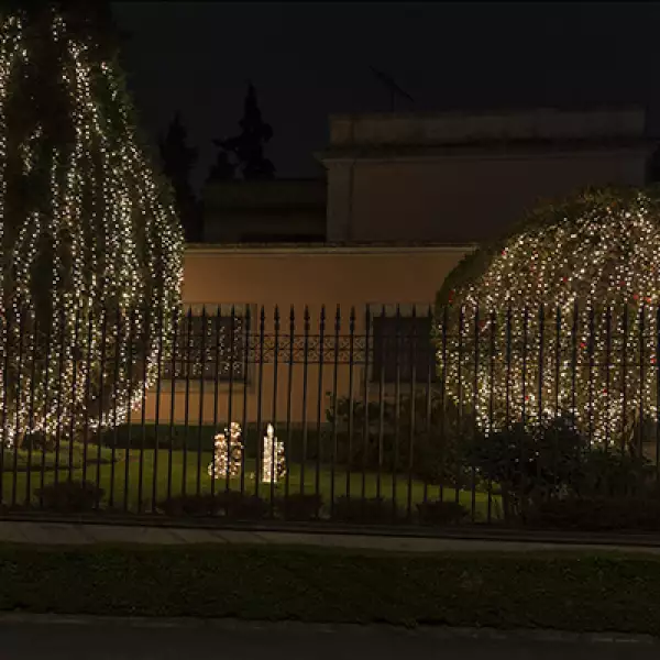 Dicha zona de la ciudad, una de las más exclusivas, se caracteriza por sus estéticos adornos navideños.