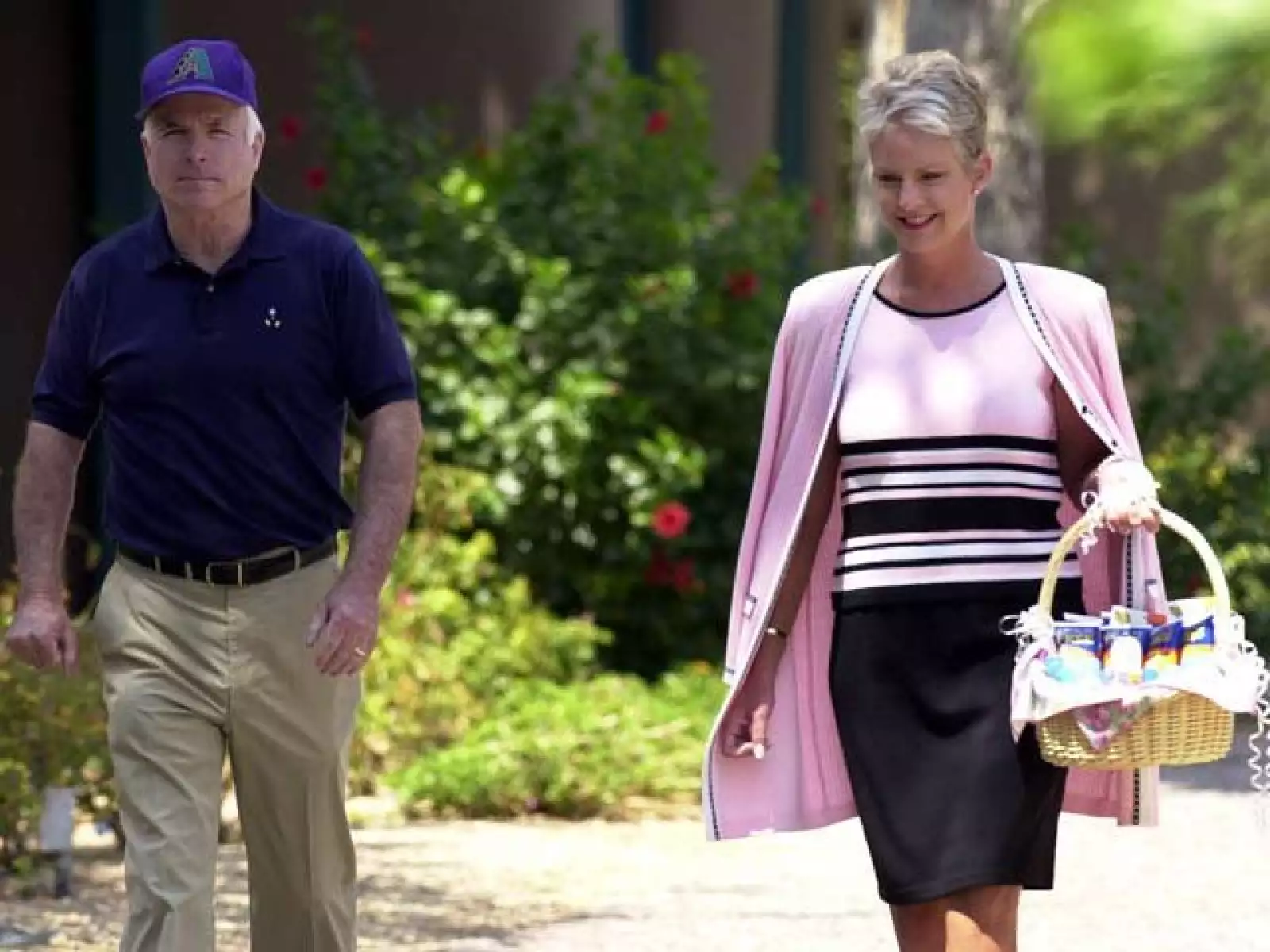 Hasta para salir a caminar, Cindy McCain luce con clase.