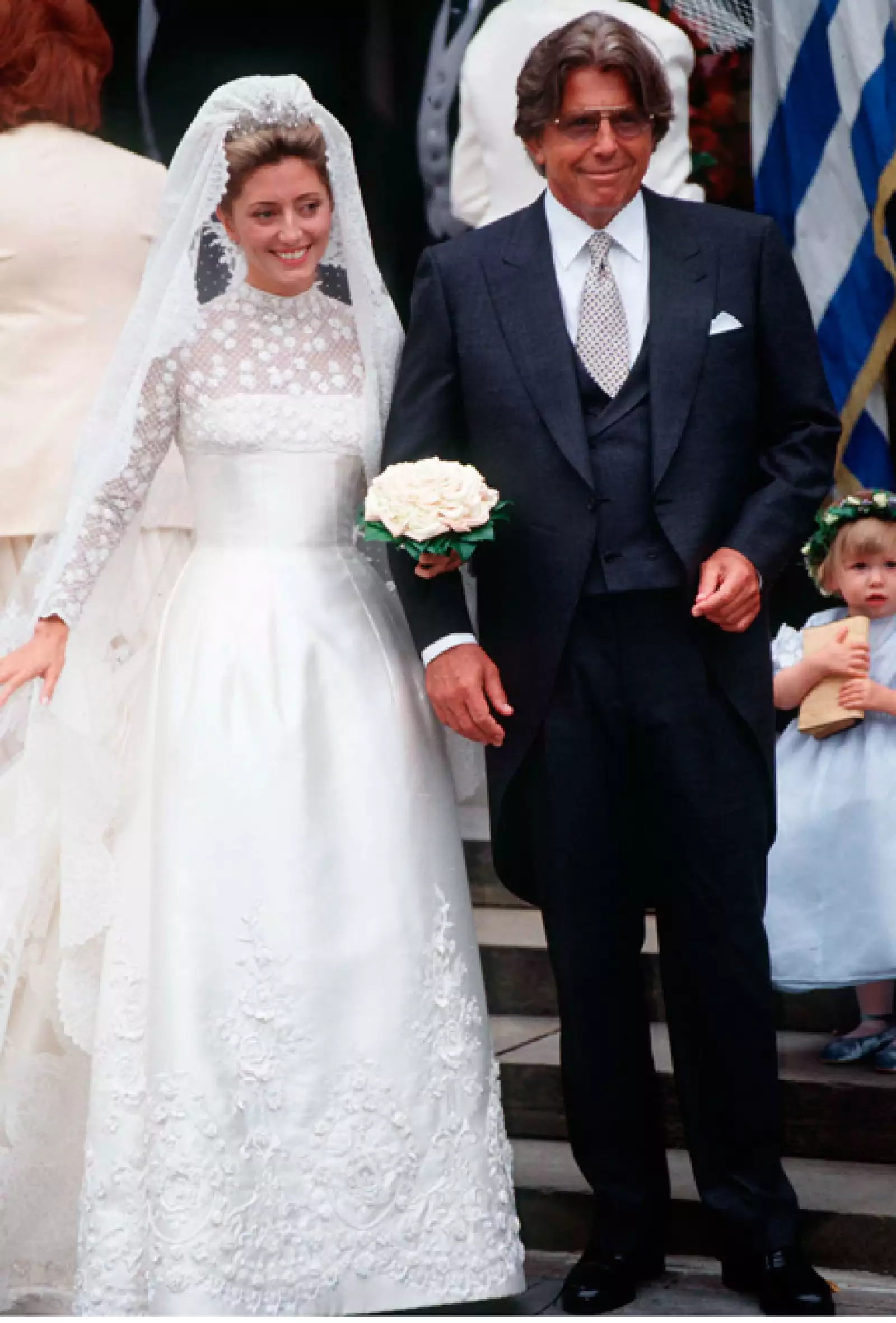 Más de 25 costureras al mando de Valentino confeccionaron el atuendo nupcial de 225 mil dólares que usó la novia el 1 de julio de 1995 para casarse con Pablo de Grecia.