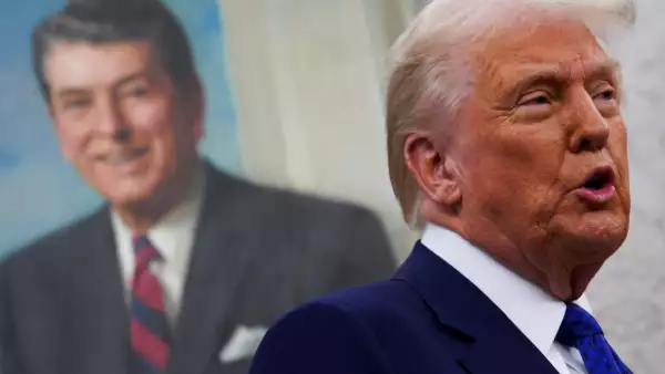 El presidente de los Estados Unidos, Donald Trump, habla en la Oficina Oval, durante la ceremonia para jurar a Tulsi Gabbard como Directora de Inteligencia Nacional, en la Casa Blanca en Washington, D.C., EE. UU., el 12 de febrero de 2025.