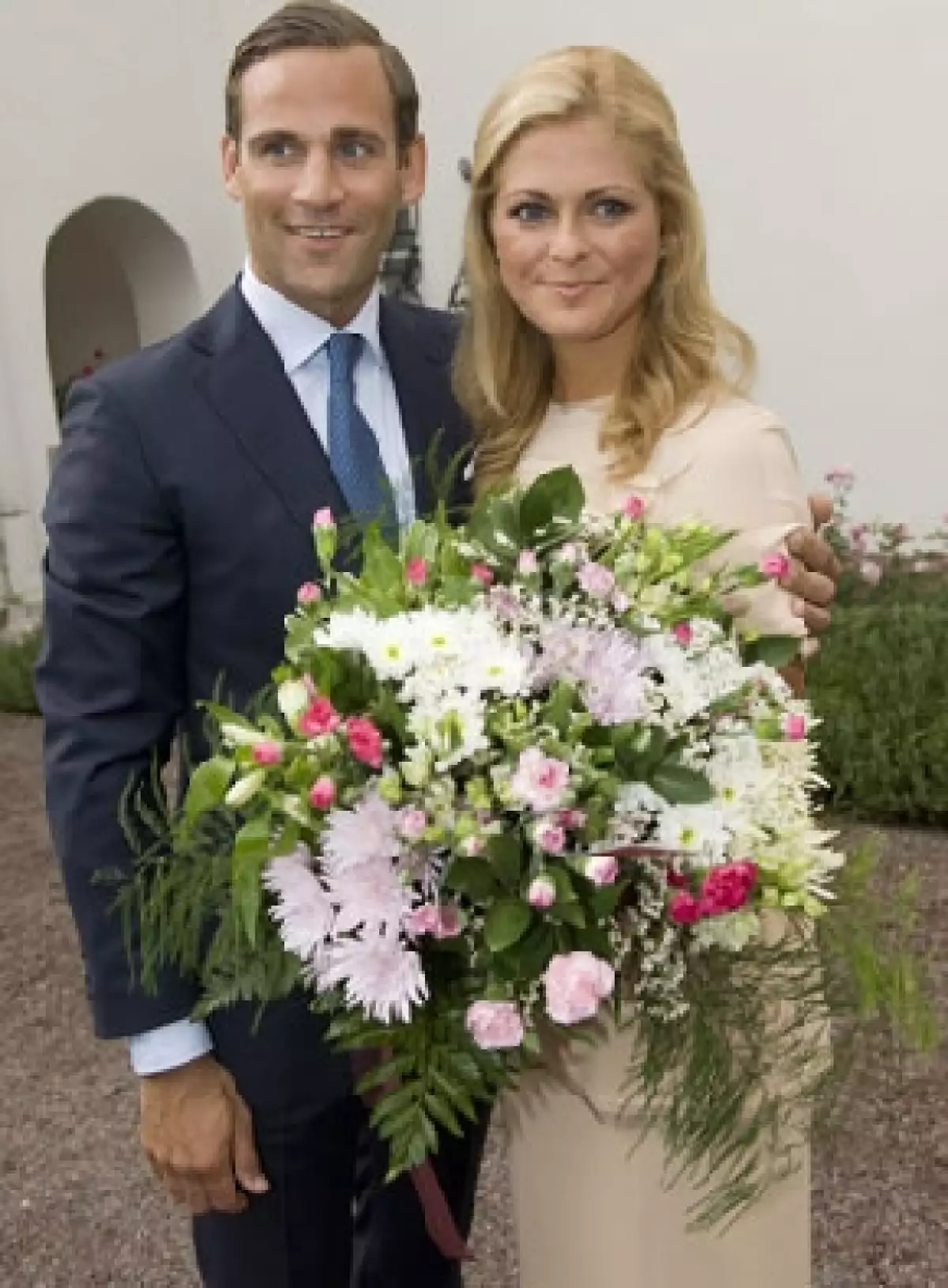 El enlace de la hija pequeña de los reyes Carlos Gustavo y Silvia se aplazará hasta el 2011 pues la Casa Real se vio afectada por la crisis económica, otros dicen que es por una crisis de pareja.