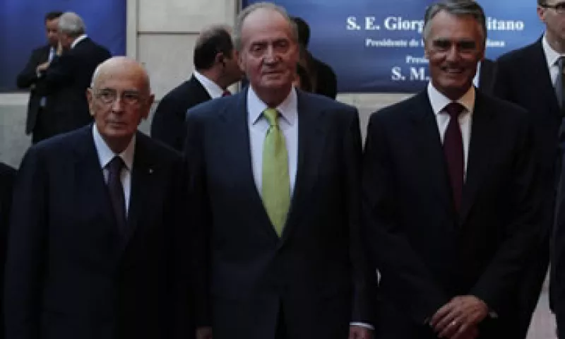 El rey Juan Carlos, flanqueado por Aníbal Cavaco a su izquierda y Giorgio Napolitano a su derecha. (Foto: Notimex)