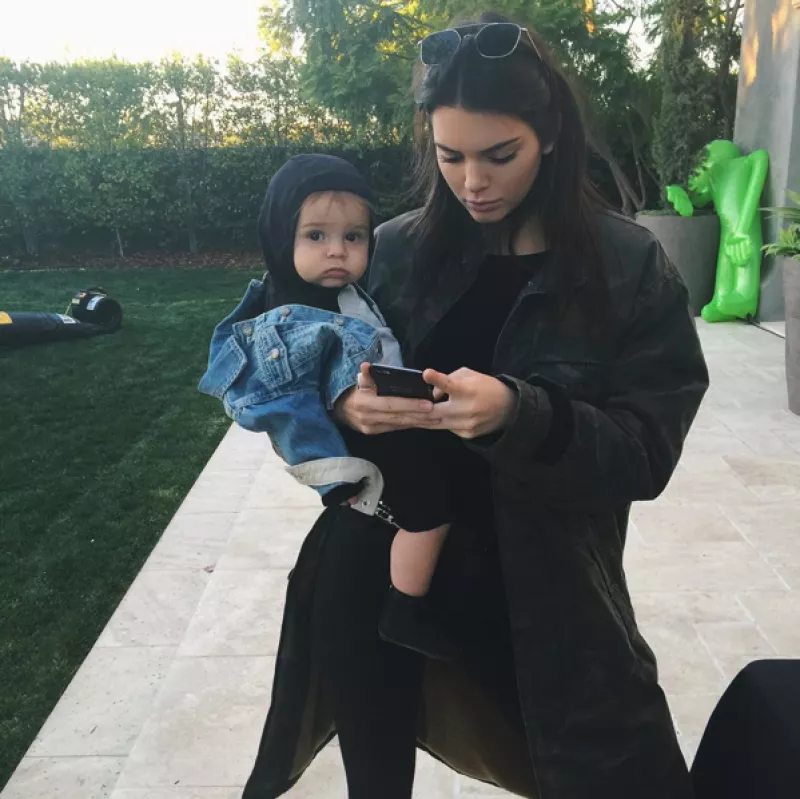 Las hermanas pasaron el fin de semana cuidando y apapachando a su pequeño sobrino Reign, hijo de Kourtney Kardashian y Scott Disick.
