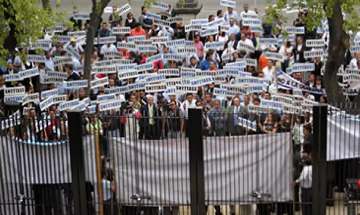 Los trabajadores de Mexicana de Aviación realizaron este martes una manifestación en el Senado de la República. (Foto: Notimex)