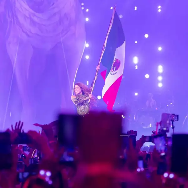 shakira zocalo 2.jpeg