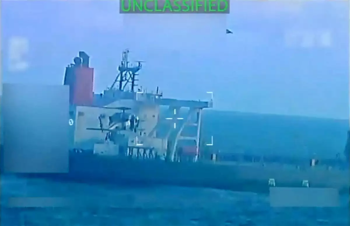 Un helicóptero militar estadounidense vuela cerca de un petrolero durante una redada descrita por la Fiscal General de los Estados Unidos, Pam Bondi, como su incautación por parte de los Estados Unidos frente a la costa de Venezuela, el 10 de diciembre de 2025, en una imagen fija del vídeo.