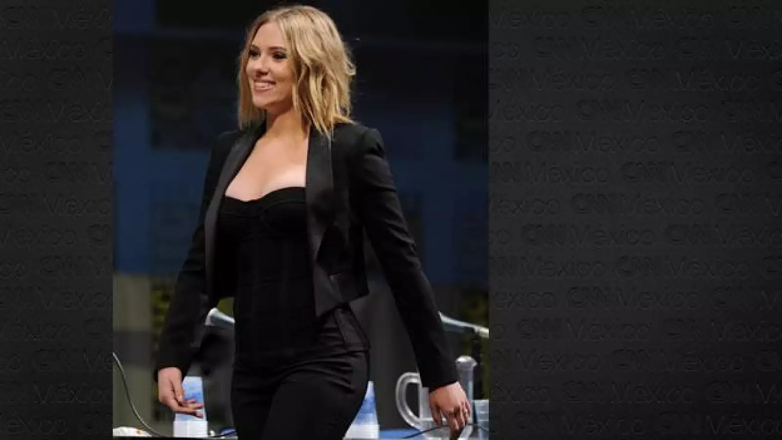 Scarlett Johansson camina por los pasillos de Marvel