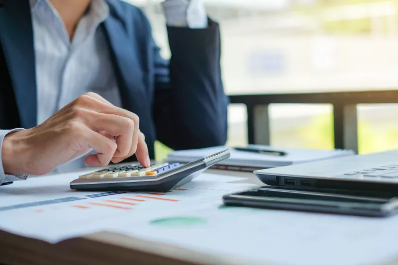 cambios fiscales 2022 (persona utilizando una calculadora)