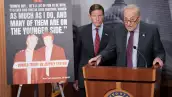 El líder de la minoría del Senado de los Estados Unidos, Chuck Schumer (R), demócrata de Nueva York, junto con el senador Richard Blumenthal (L), demócrata de Connecticut, habla durante una conferencia de prensa pidiendo a la administración Trump que publique más información sobre el caso Jeffrey Epstein, en el Capitolio de los Estados Unidos en Washington, DC, el 30 de julio de 2025.