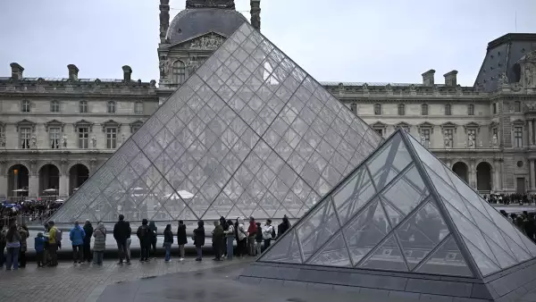 ¿El robo del siglo? Cinco claves sobre las joyas imperiales desaparecidas del Louvre