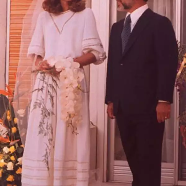 Para seguir con las tradiciones musulmanas la reina Noor apostó por un sencillo vestido de novia fuera de toda ostentocidad. Su boda con el rey Hussein el 15 de junio de 1978.